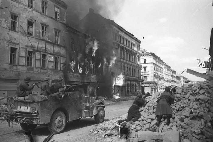 Войска 2-го и 3-го Украинских фронтов 4 апреля 1945 года полностью завершили освобождение Венгрии.