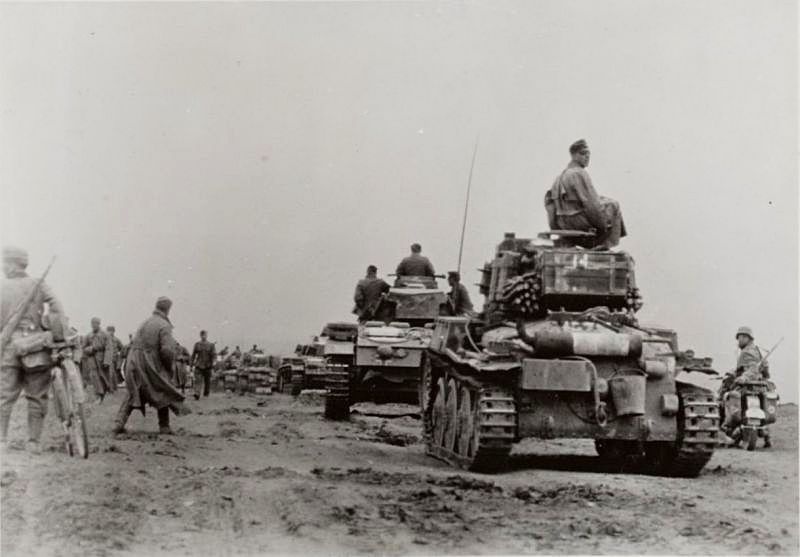 На рассвете 18 января 1945-го противник попытался прийти на помощь своим попавшим в западню войскам - немцы начали контрнаступление.