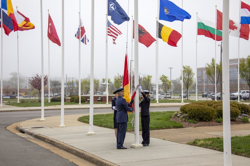 Флаг Северной Македонии был поднят в штабе командования операций союзников в Норфолке (США).