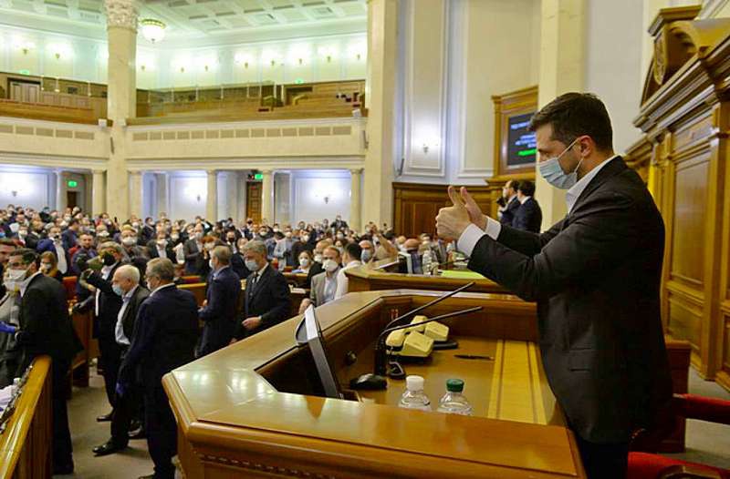 Президент Украины Владимир Зеленский заставил голосовать депутатов на внеочередном заседании.