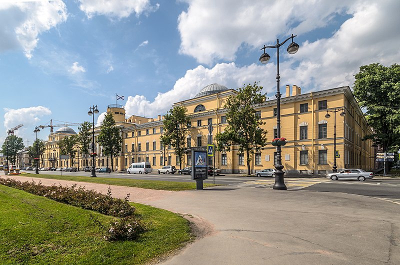 Военно-морской институт располагается в историческом здании на Васильевском острове.