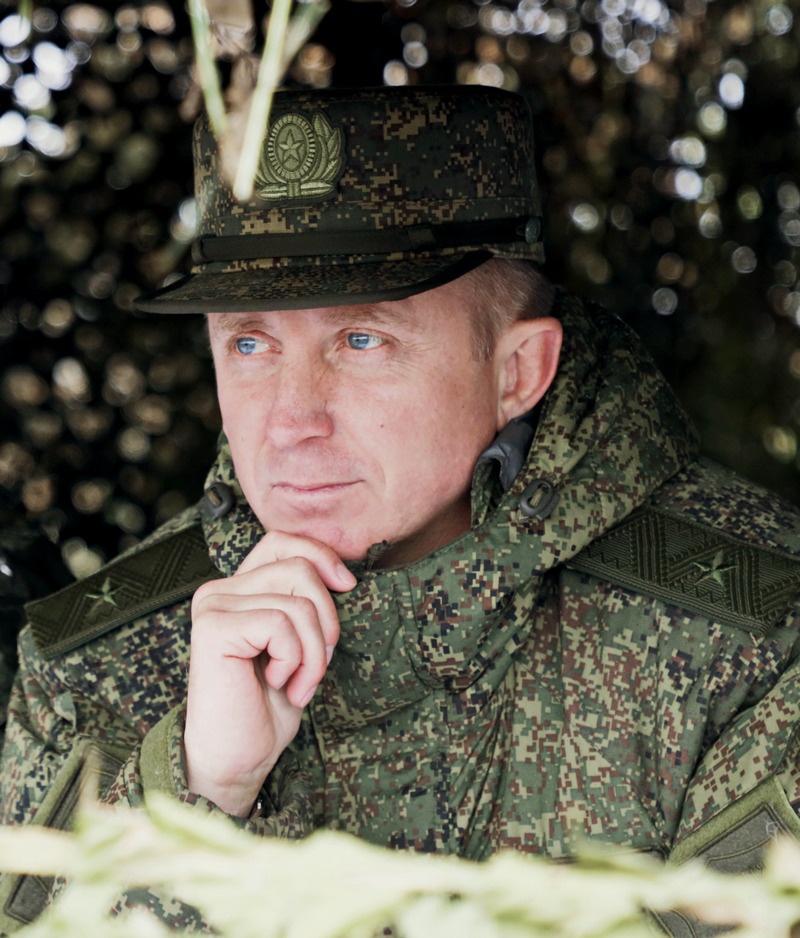 Командующий армией генерал-майор Яков Резанцев на командном пункте.