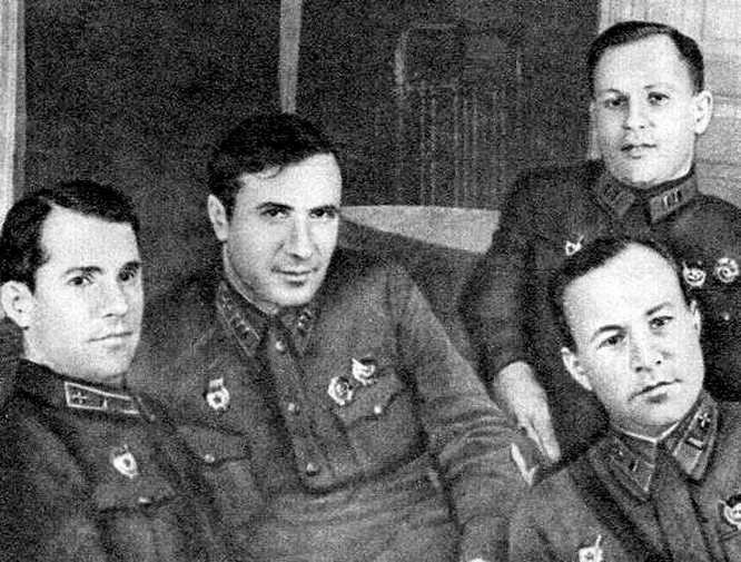 Вячеслав Опалев (второй справа) с товарищами.
