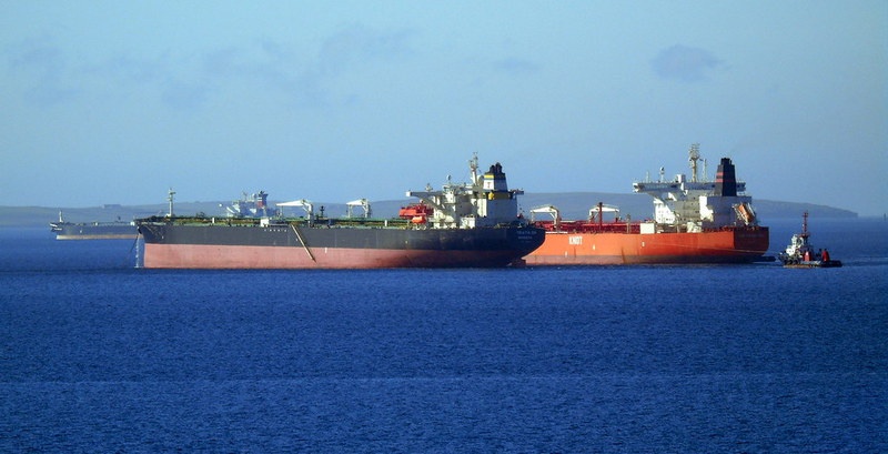 Уже весной 2019 года в Индийском океане скопилось небывалое количество гружёных нефтью танкеров, простаивающих в море месяцами.