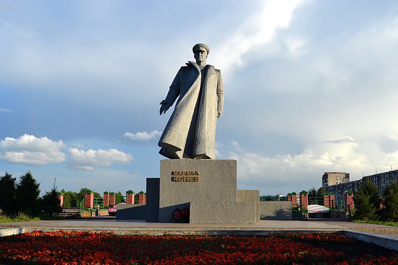 Памятник из Кракова стоит в Центре Кирова, на малой родине маршала.