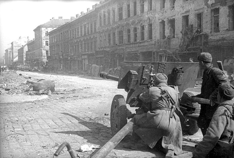 Советские солдаты 1-го Украинского фронта под командованием маршала И.С. Конева ведут бой в Праге.
