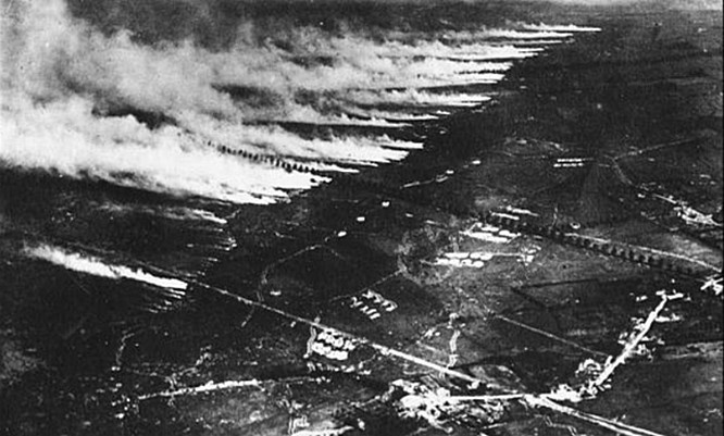 22 апреля 1915 немецкая армия распылила 168 тонн хлора против войск Антанты в районе бельгийского города Ипр.