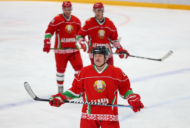 Лукашенко не хочет паники в стране и продолжает хоккейные утехи.