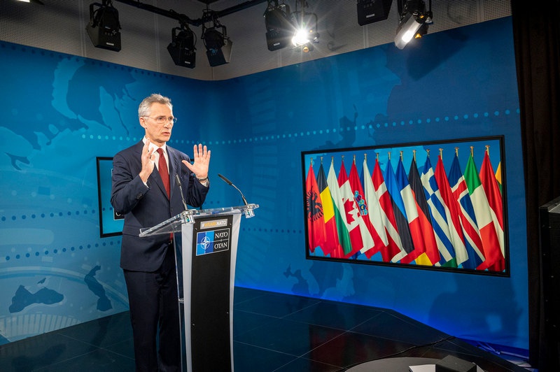 Генсек НАТО Йенс Столтенберг на очередной видеоконференции обсуждает с министрами обороны государств-участников альянса реакцию на пандемию.