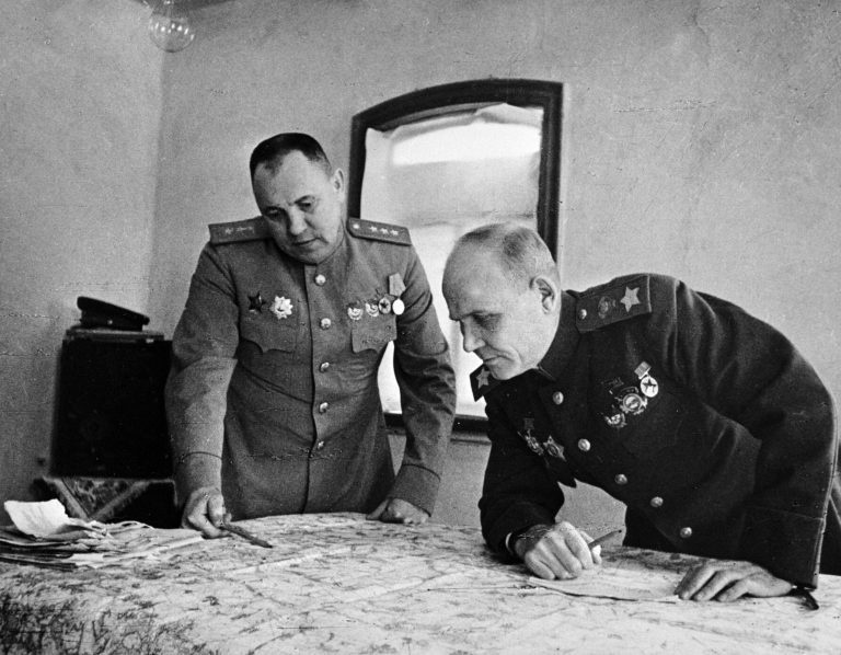 Начальник штаба фронта генерал-полковник Матвей Захаров (слева) и командующий 2-м Украинским фронтом Иван Конев изучают карту боевых действий.