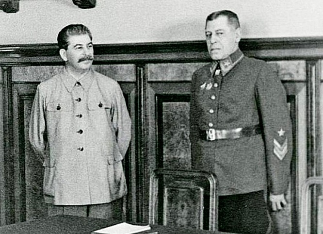 Иосиф Виссарионович Сталин разговаривает с начальником Генштаба РККА Борисом Михайловичем Шапошниковым.