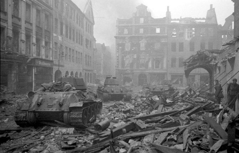 20 апреля первые советские танки ворвались на окраины Берлина.