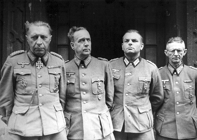 Начальник обороны Берлина генерал Гельмут Вейдлинг и офицеры его штаба после сдачи в плен.
