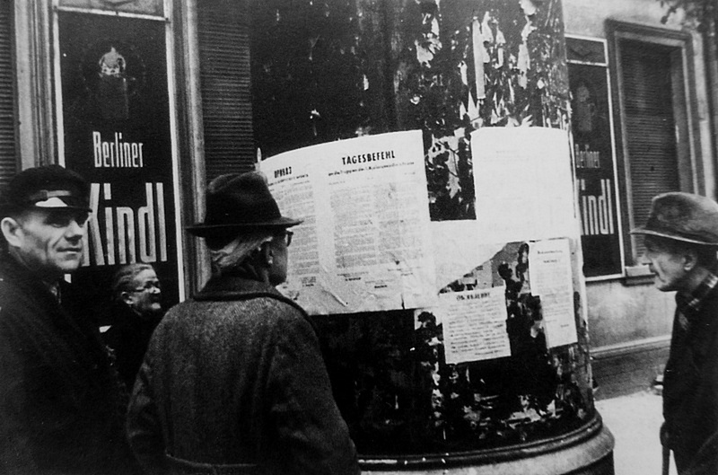 Жители читают приказ №1 советского военного коменданта Берлина.