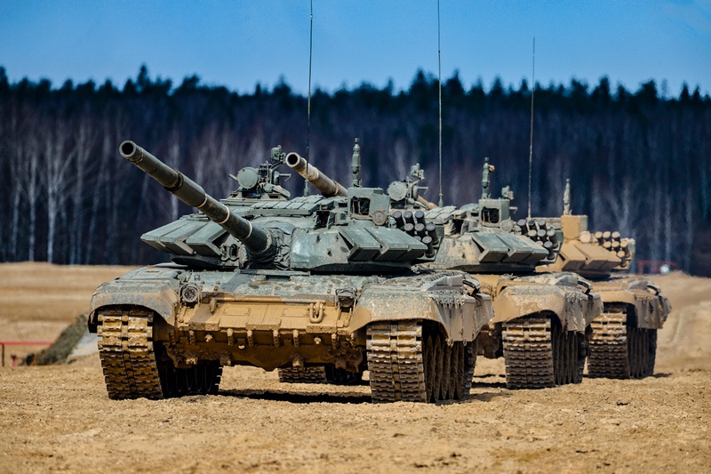 Наша армия хорошо укомплектована такими проверенными временем и боями боевыми машинами, как Т-72, Т-80 и Т-90.