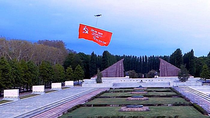 Знамя пролетело над центральным мемориалом и братскими могилами советских воинов.