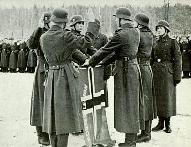 Солдаты норвежского легиона СС принимают присягу.