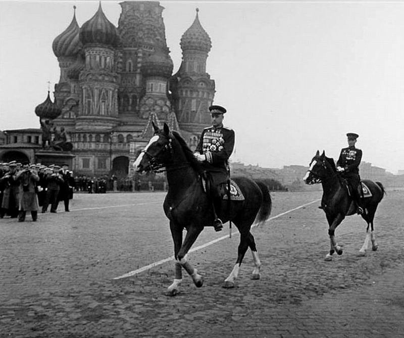 24 июня 1945 маршал Константин Рокоссовский командовал Парадом Победы в Москве.