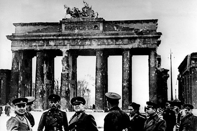 Маршал Георгий Жуков у Бранденбургских ворот в Берлине. Май 1945 года.
