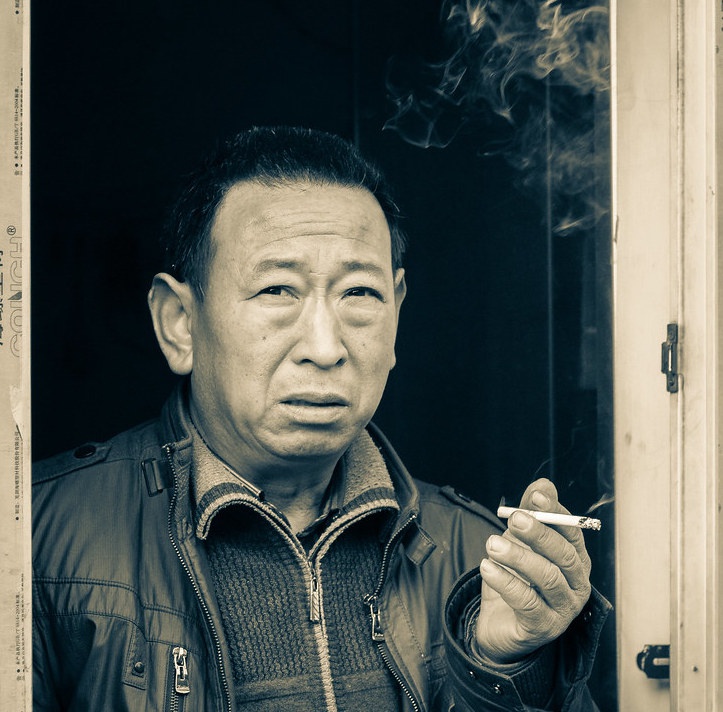В Китае курит почти треть населения.