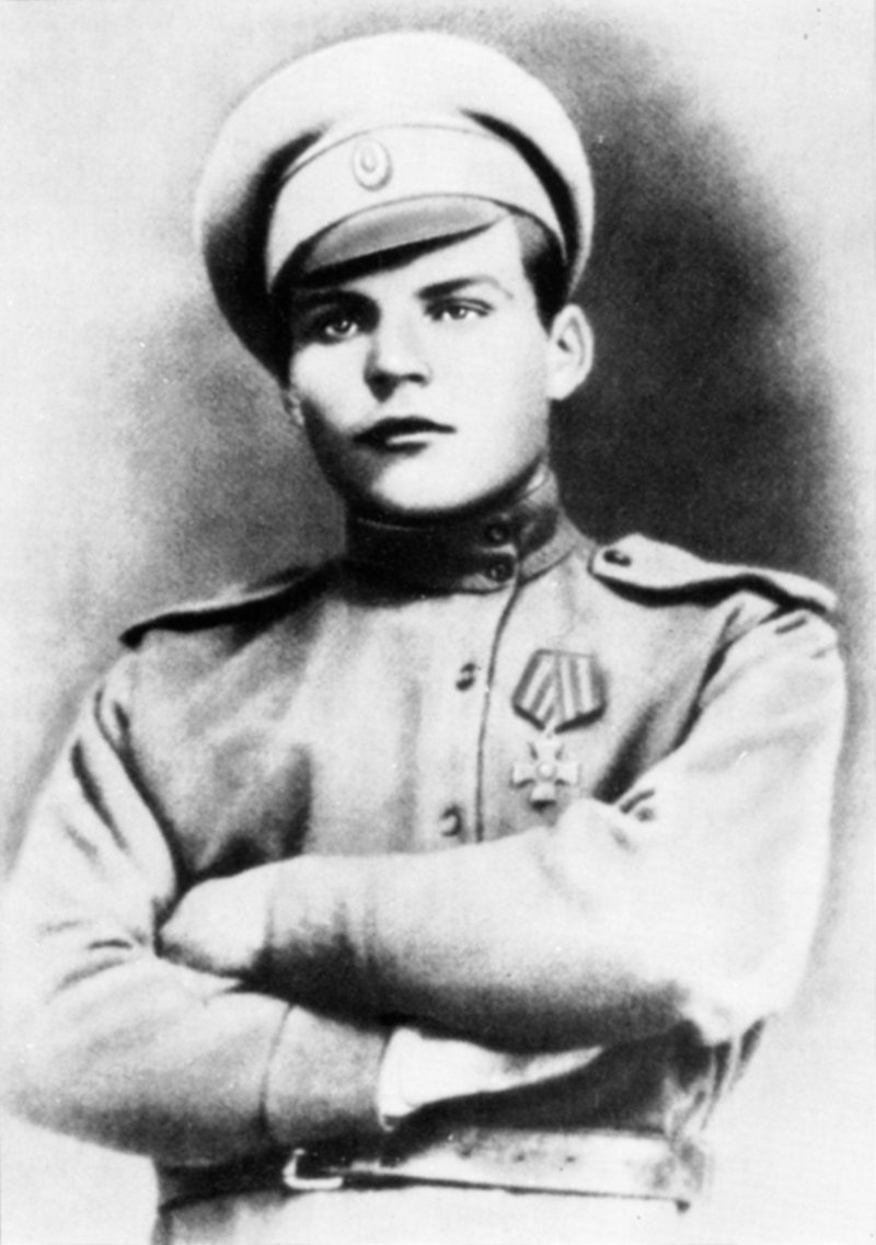 Родион Малиновский свой первый Георгиевский крест он получил в неполные 16 лет.