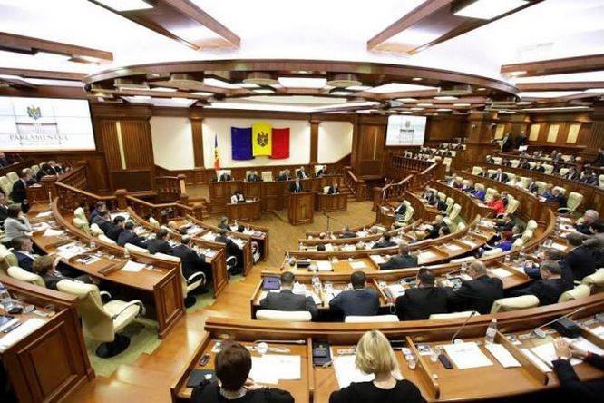 Парламент Молдавии ратифицировал кредитное соглашение, но при этом оппозиционные депутаты его не одобрили.