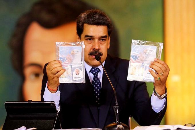 Мадуро показывает документы задержанных американцев, демонстрируя всему миру агрессивный и даже террористический характер политики США.