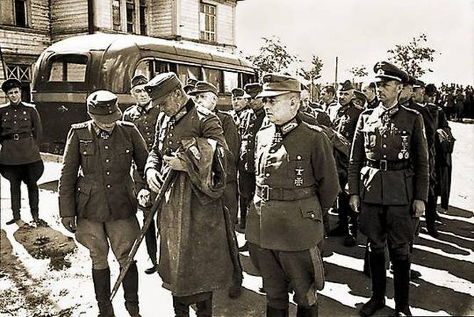 Комендант острова генерал Вутман (на фото второй справа) без боя сдал Борнхольм Красной Армии.