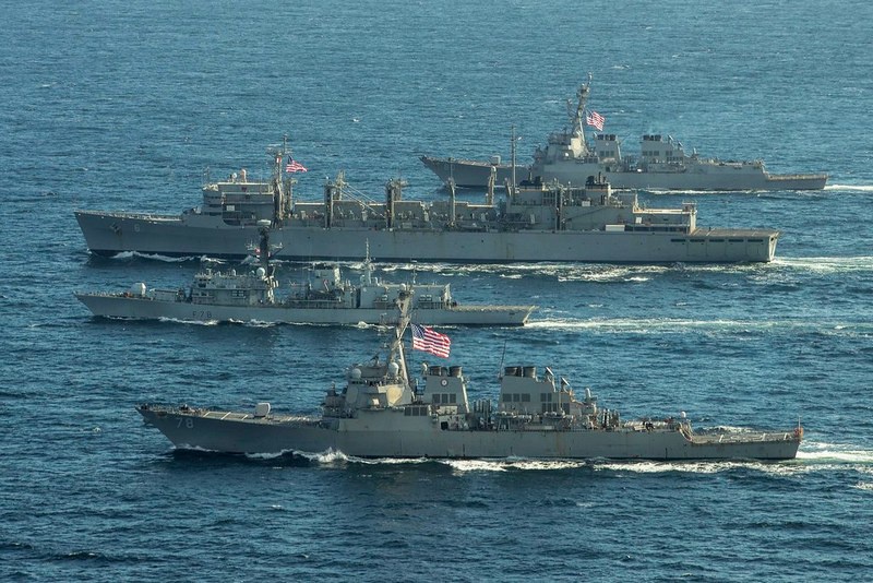 К американским эсминцам Donald Cook, Porter, Roosevelt и кораблю поддержки USNS Supply присоединился фрегат ВМС Великобритании Kent.
