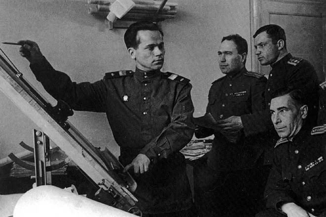 Михаил Калашников в конструкторском бюро на оружейном заводе в Ижевске.