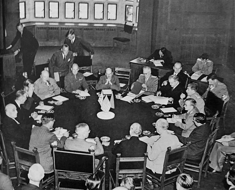 Делегации союзников за столом переговоров на Потсдамской конференции.