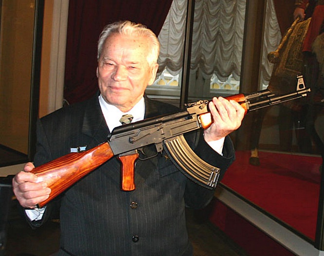 Михаил Калашников со своим автоматом.