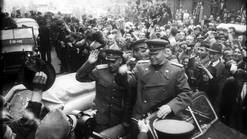 Пражане приветствуют маршала Конева, чьи войска освободили город.