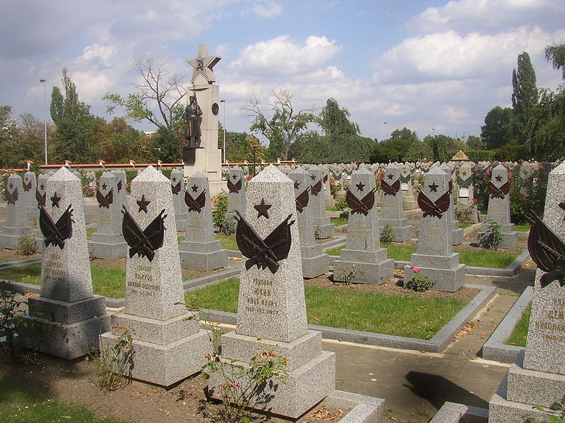 На городском Ольшанском кладбище похоронено 437 советских солдат и офицеров.
