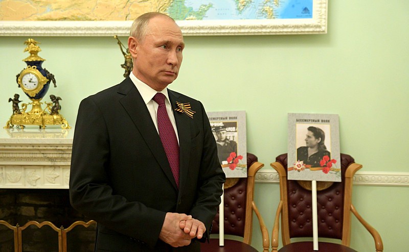 Президент Владимир Путин заявил, что как только появится возможность провести Парад Победы без риска для здоровья людей, то Россия воспользуется ей. То же самое касается и «Бессмертного Полка».