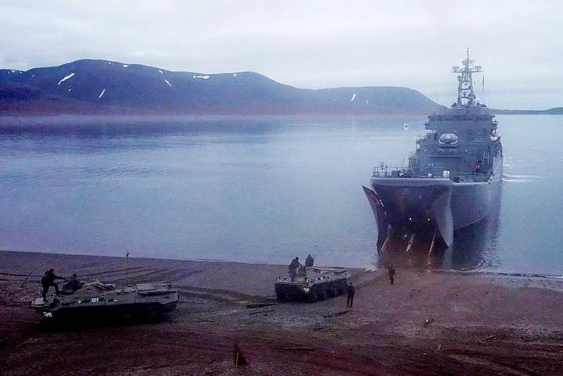 Высадка морского десанта на необорудованное арктическое побережье была проведена способом «на упор».