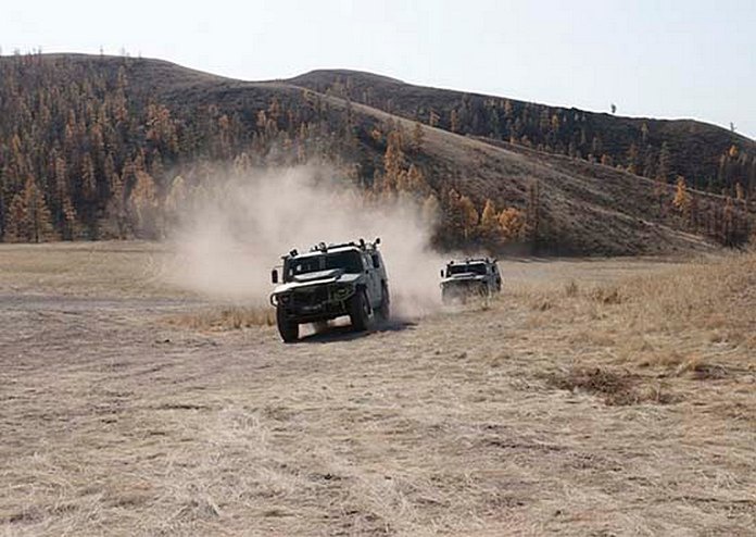 В Сибири экстремальному вождению на бронированной колёсной технике поучились военнослужащие соединения специального назначения Центрального военного округа.