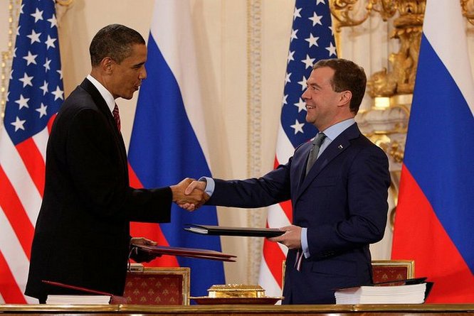 Двусторонний договор между Россией и Соединёнными Штатами СНВ-3 был подписан президентами Дмитрием Медведевым и Бараком Обамой 8 апреля 2010 года в Праге и вступил в силу 5 февраля 2011 года.