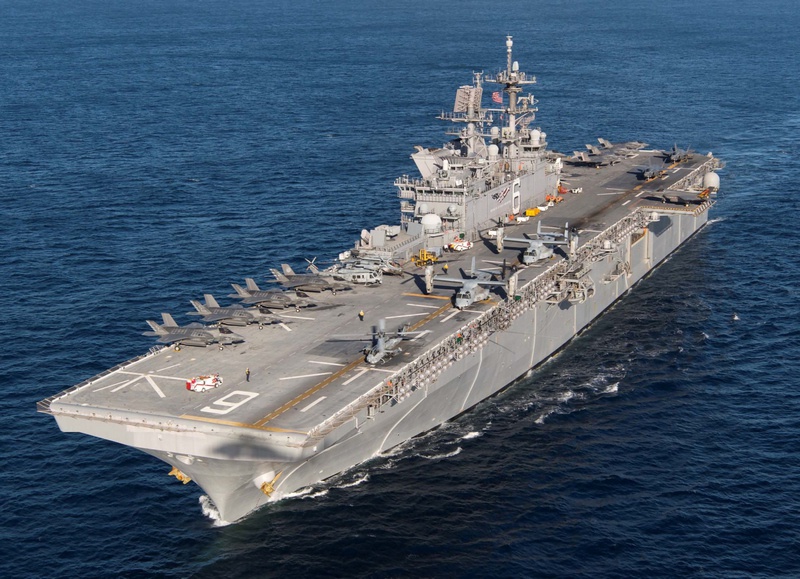 Универсальный десантный корабль USS America (LHA-6).