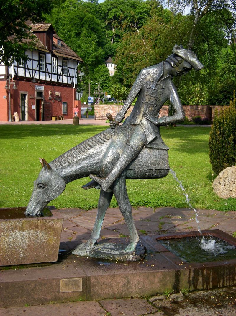Скульптура барона на фонтанирующей половинке коня в Боденвердере.