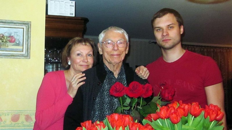Александр Зацепин с дочерью и внуком.