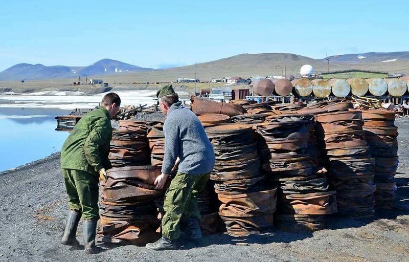 Североморцы вывезли на утилизацию с территории ряда арктических островов уже более 3.000 тонн металлолома.