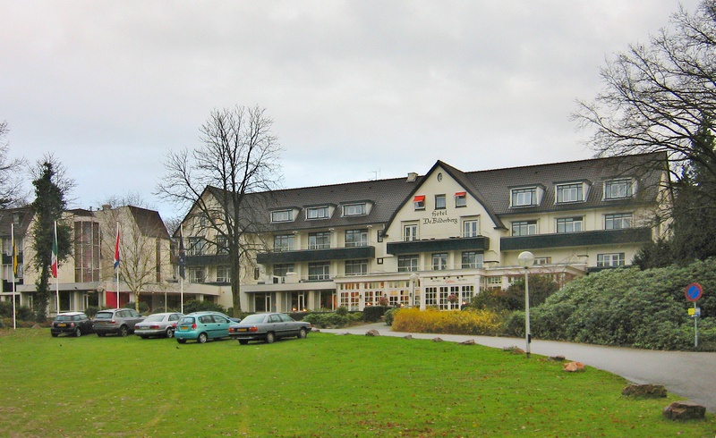 В мае 1954 года состоялось первое заседание группы в отеле «Бильдерберг» что в голландском городке Остербек.