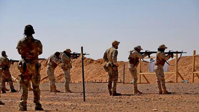 Стрелковая подготовка террористов под присмотром американских военных на базе Эт-Танф.