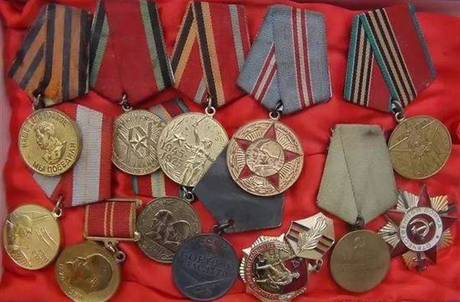 В канун празднования Дня Победы 2018 года Роскомнадзор заблокировал свыше 20 сайтов, через которые продавались ордена и медали Великой Отечественной войны.