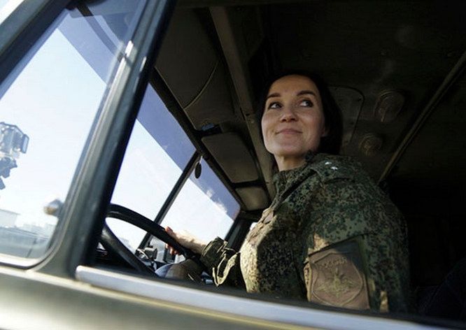 Экстремальное вождение в самых сложных условиях освоили и военнослужащие-женщины.