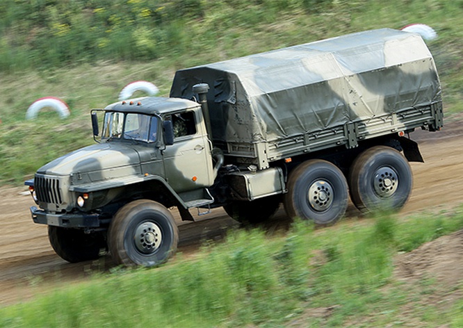 «Урал-4320» последней модификации стали подарком к празднику военным водителям 49-й общевойсковой армии.