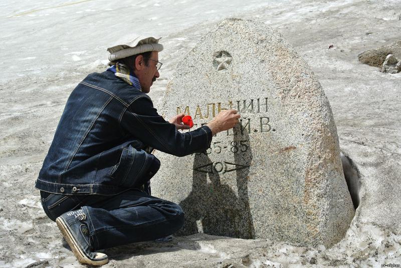 Памятник Сергею Мальцину на перевале Саланг.