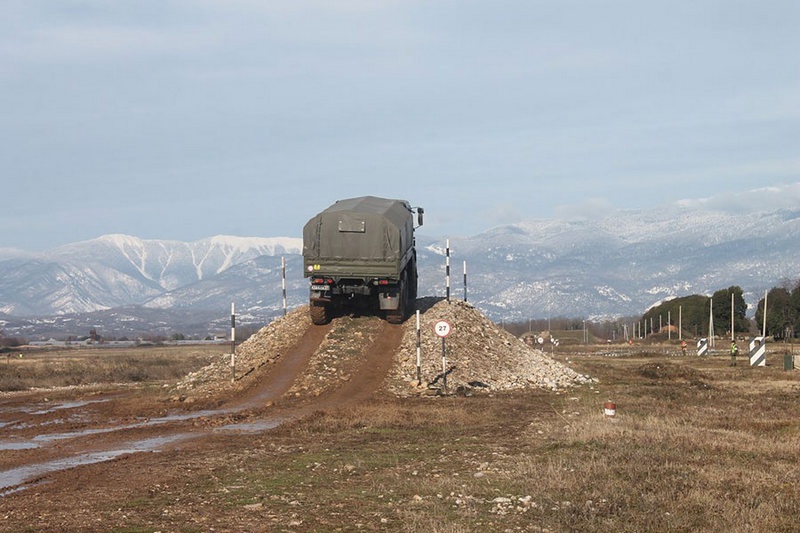 Особенности управления различных образцов колёсной техники в экстремальных условиях постоянно отрабатывают водители российской военной базы в Абхазии.