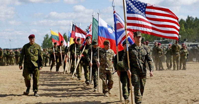 НАТО почему-то проводит мероприятия сдерживания у границ России.